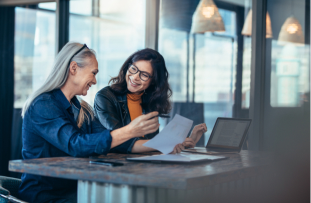An agent and a client discussing Selective Insurance